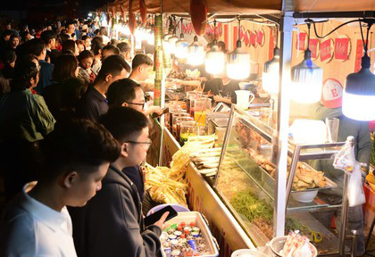 Pháo hoa rực sáng tại Vinhomes Green Paradise Cần Giờ, khai lễ hội xuân